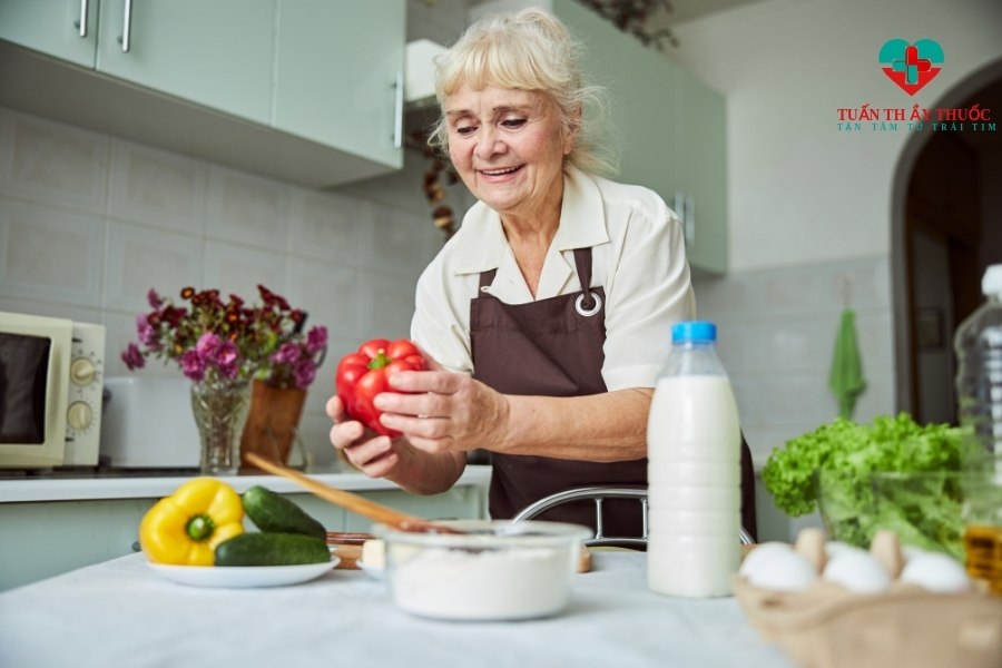 Người cao tuổi nên hạn chế ăn thực phẩm không tốt cho xương khớp