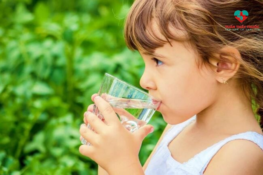 Chững cân và cách khắc phục: Khuyến khích trẻ uống đủ nước