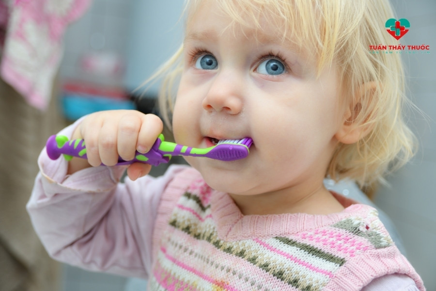 Trẻ bị nhiệt miệng làm sao hết: Vệ sinh răng miệng đầy đủ