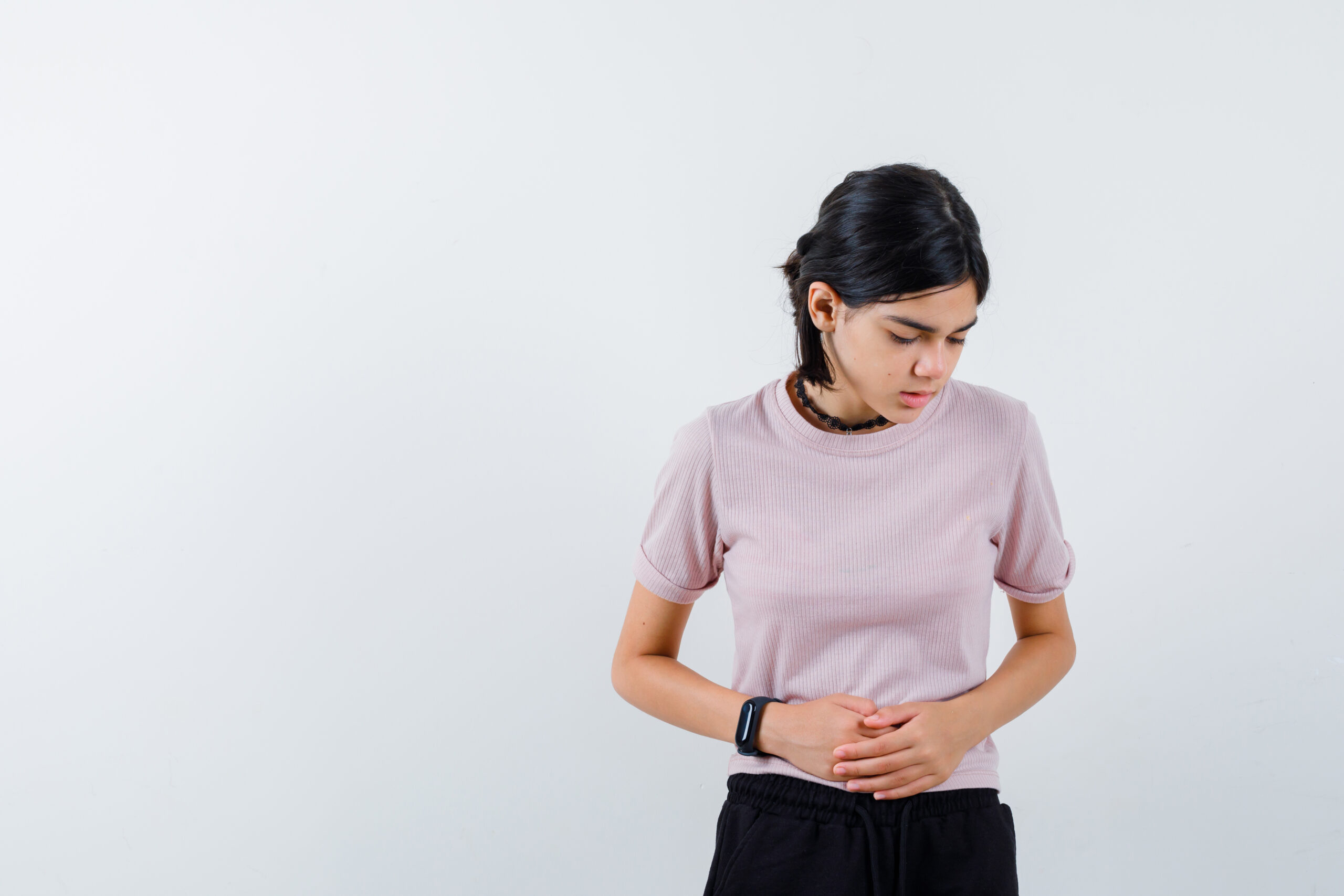 Người lớn tuổi bị chướng bụng đầy hơi sau khi uống sữa